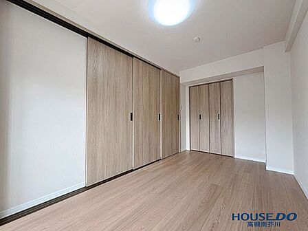 床材と同系色の建具に新調された寝室