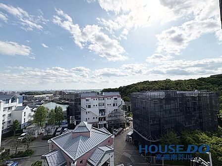 バルコニーに出ればこの景色!遠くまで見通せる開放感ある風景が広がります
