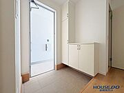 玄関出てもポーチがあるので雨の日も濡れません。雨の日でも濡れることを気にせずドアの開け閉めできます。