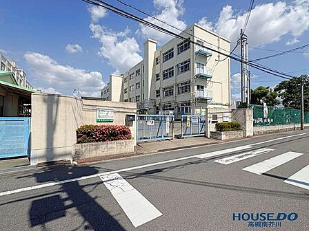 高槻市立北大冠小学校 270m
