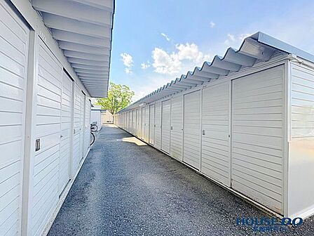 敷地内にある無償でご利用いただけるトランクルーム(3.08m2)です。アウトドア用品や季節のスポーツ道具などもすっきり収納可能です。