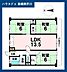 間取り：中央に配置された約13.5帖のLDKを中心に、各居室へスムーズに移動できる一体感あるレイアウトです。全居室6帖の広さを確保し、押し入れなどの収納も完備しています。
