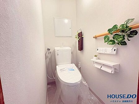 清潔感あふれるホワイト調で統一された温水洗浄便座付きトイレです。手すりやペーパーホルダーも備わっております。