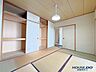 和室：LDKと隣接する6帖の和室。大容量の押入と天袋を備えており、布団や季節家電の保管にも重宝します。