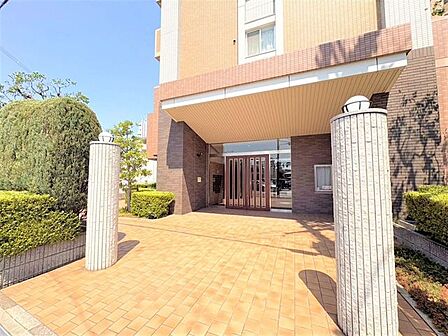 前面が広くゆとりを感じられる屋根付きのエントランスは雨の日でも濡れずに扉の開け閉めができます♪♪♪