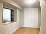 洋室：洋室5.5帖大型収納付きでお部屋スッキリ♪