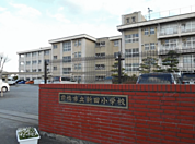 新田小学校（車で5分）