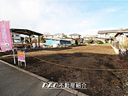 前面道路には歩道があり、徒歩でのおでかけも安心♪