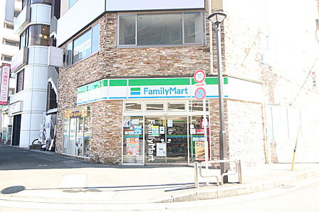 ファミリーマート福生駅前店(約180M) ファミリーマートも徒歩約3分の場所にございます!