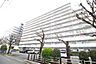 外観：マンション敷地内に公園、エントランス近くには郵便ポストがございます！