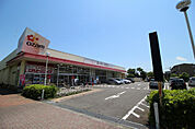 スーパーオザム末広店が日々お買い物に行きやすい徒歩約4分（約300M）の場所にございます。