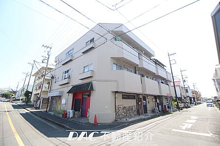 ２階角住戸・バルコニー側に隣接建物が無く陽当たり良好です。