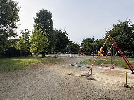 角田公園まで 439m 徒歩約6分 子どもたちが好きな全長約10メートルのターザンロープをはじめ、スクリュー型のすべり台、シーソー、ブランコなど豊富な遊具が揃っている楽しい公園です。