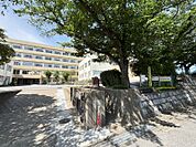 前川中学校まで　260m　徒歩約4分●昭和57年4月1日　三郷市立前川中学校として開校。学校教育目標「生徒の可能性を求め、持っている力を伸ばし誇りを育む学校」