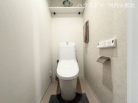 温水洗浄便座完備で、心地よい毎日をサポートします。上部には棚もあり、スッキリ収納可能です。