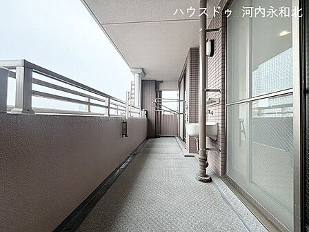 空を広く感じる、開放感抜群のバルコニー。