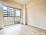 洋室：窓を開ければ心地よい風！光がたっぷり差し込むお部屋です！