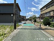 西側幅員約6.2mの前面道路です。道路幅にゆとりがあるので、車種を選びません。大きめの車を乗りたい方にもオススメです。