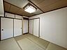 和室：6帖和室角部屋につき全室窓に面しており明るく過ごしやすいお部屋です。