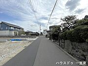 南側幅員約4mの前面道路です。普通車が1台通れる幅となります。大型車の通行が少ないので、振動や騒音が抑えられます。