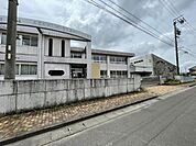 朝日東保育園保育理念・健康や安全に気をつけ元気に遊ぶ子・気持ちの良い挨拶や返事ができる子・思いやりの心で人と関わる子・自分が好き人が好き自然が好きな子・人の話を聞いたり自分の思 1130m