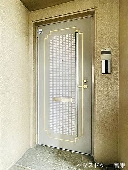 【外玄関】行きも帰りも、家族をやさしく送り出し、出迎える玄関です。毎日の暮らしをあたたかくしっかり見守ってくれます。