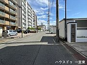 ≪南側東向き≫幅員にゆとりのある前面道路。見通しが良く、お車の出し入れもスムーズです。