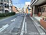 外観：≪北側東向き≫全面道路は幅員にゆとりがあるため、お子様の通学や通行も安心できる環境となっています。