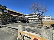 開明小学校【教育目標】正しく（知）明るく（徳）たくましい（体）児童の育成正しく…目標を持って進んで学習する子明るく…ルール・マナーを守り思いやりのある子たくましく…体を鍛え命を大切 1160m