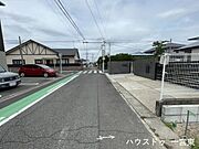 【南側西向き】普通車が1台通れる幅となります。大型車の通行が少ないので、振動や騒音が抑えられます。