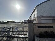 浅井南小学校明治6年に創立された小学校で、「浅南子、かしこく　やさしく　たくましく」を校訓とし、心に響く体験活動を通して、ふるさとを愛し、人や自然に優しい子の育成に努めています。 930m