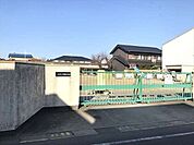 門間保育園◇特色◇・広い園庭には四季を感じさせる木々があり、様々な遊びが楽しめる・第2木曜日はボランティアの方による大型絵本や紙芝居等のお話を聞いている・花壇を利用した収穫と食べる喜び 550m