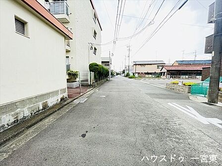 【西側南向き】車が余裕を持ってすれ違うことが出来る道幅です。車の出し入れも余裕を持って行うことが出来ます。