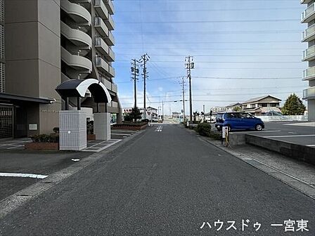 北側西向き:道幅にもゆとりがあるため、車の出し入れもあせらずできます。