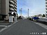 外観：北側西向き：道幅にもゆとりがあるため、車の出し入れもあせらずできます。