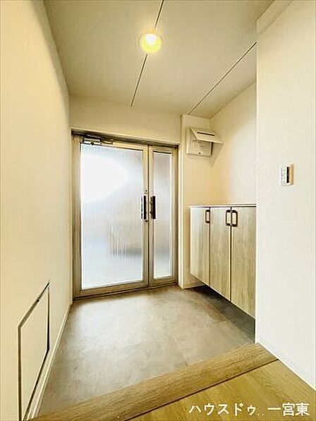 ガラス戸から自然採光が差し込みます。フロートタイプの玄関収納は足元に空間ができ、玄関空間を広く見せます。