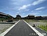 外観：【南側東向き】幅員約4mの前面道路です。普通車が1台通れる幅となります。大型車の通行が少ないので、振動や騒音が抑えられます。