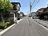 外観：東側公道車がすれ違うのに安心な道幅です。