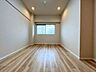 洋室：玄関からすぐの7帖洋室。3部屋の中で一番広いお部屋になります。（2026年2月12日　撮影）