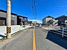外観：幅員約6mの前面道路です。道路幅にゆとりがあるので、車種を選びません。大きめの車を乗りたい方にもオススメです。（2025年10月23日　撮影）