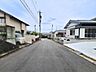 その他：幅員約4mの前面道路です。普通車が1台通れる幅となります。大型車の通行が少ないので、振動や騒音が抑えられます。