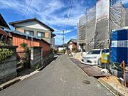 幅員約4mの前面道路です。車がすれ違うには厳しい道幅ですが、車はスピードを抑えて走行するので、お子様にも安全な道幅となっています。（2026年5月19日　撮影）
