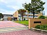 周辺：四日市市立港中学校昭和22年　四日市市浜田地区、納屋地区を学校として四日市市立東中学校を設立心を豊かにして自主的、主体的に行動し、互いに高め合う生徒の育成を教育目標に掲げる 1180m