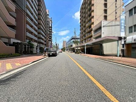 前面道路は諏訪新道。両側に広めの歩道があるので歩行者も安心です。道幅が広いので慌てずに出入りできます