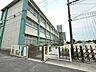 周辺：日永小学校【＜学校教育目標＞なかまとつながる　ひながっ子＜めざす学校の姿＞○心と心がつながる学校○ 「あいさつ・笑顔・輝き」いっぱいの学校○ 家庭・地域とともに育つ学校】 1050m