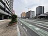 外観：前面道路は国道1号線。歩道も整備されており、歩行時にも安心感のある住環境です。