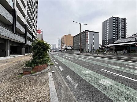 前面道路は国道1号線。歩道も整備されており、歩行時にも安心感のある住環境です。