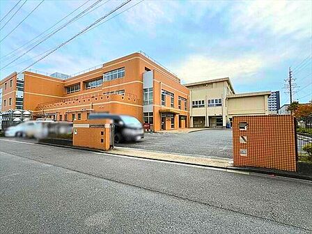 四日市市立中部西小学校明治 5 年三重県最初の公立小学校として光運寺に開校自ら考え、主体的に活動する子どもの育成を教育目標に掲げる 790m