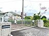 周辺：愛育こども園広い園庭があり、子どもたちは活発に体を動かして遊び丈夫な体を育んでいます。周囲には田んぼもあり、カエルやバッタなどたくさんの生き物がやってきて子どもたちは夢中になって探しています…
