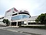 周辺：イオン日永店営業時間　9:00-21:00※専門店は店舗によって異なります。食品とヘルス＆ビューティーケア、暮らしの品・専門店街が集まっているショッピングセンターです。 910m
